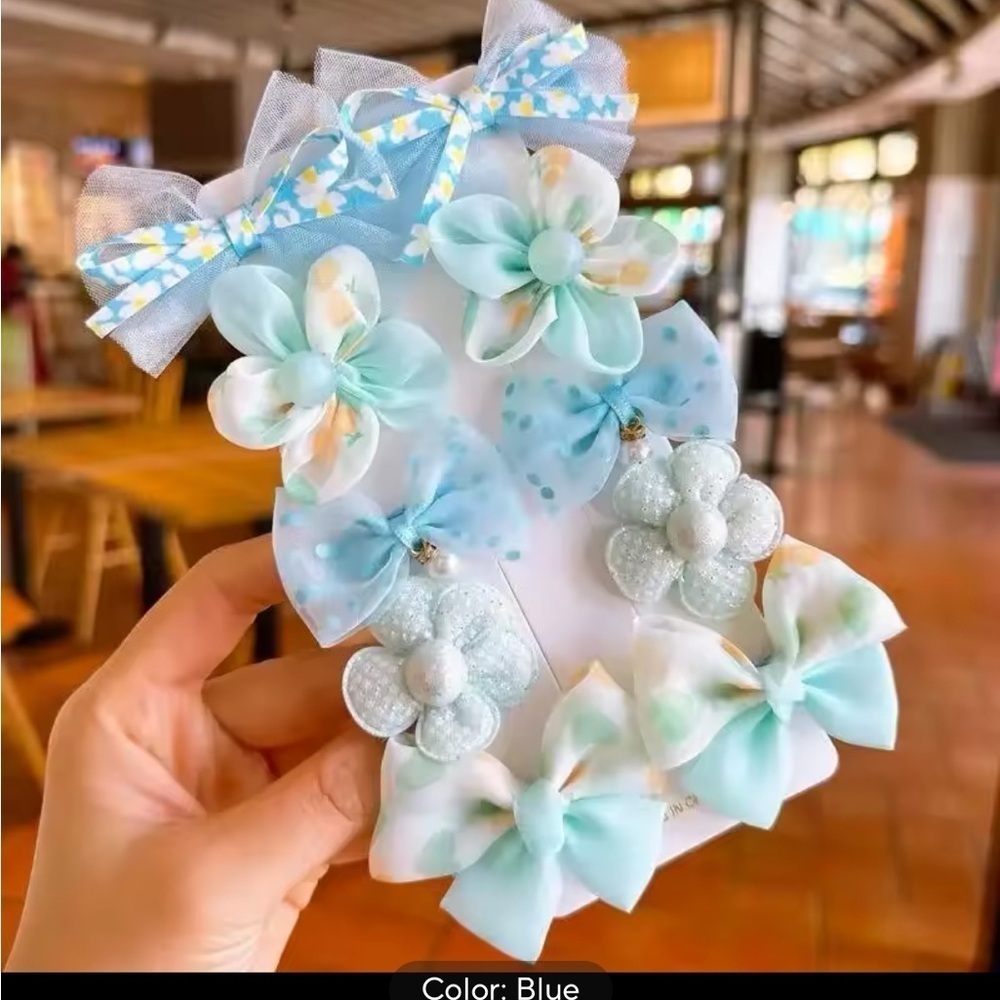 Pastel Blue Floral Hair Clip with Translucent Flowers
0217